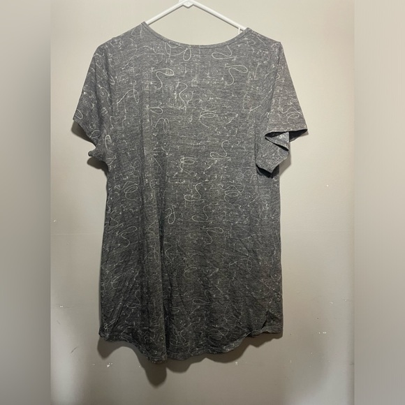 Light weight Tee 🌻🌻4 for $25 bundle🌻🌻 - Picture 4 of 4